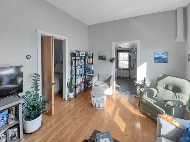Foto del edificio - 2137 N Maplewood Ave