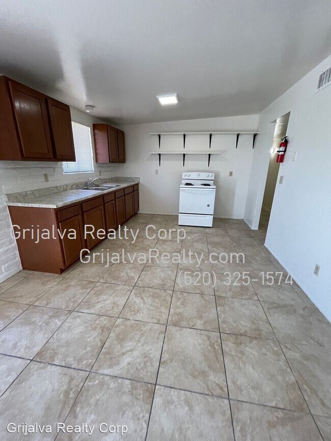 Building Photo - 4 br, 2 bath House - 7110 E. Pomegranate St.