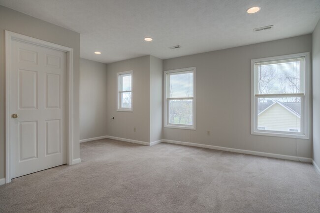 Foto del edificio - Beautiful Town Home available for short te...