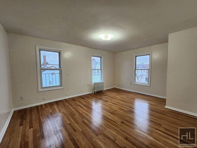 Foto del edificio - Bright 2Br in Walk-up Bldg. by Bath Beach