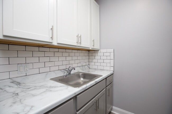 Building Photo - 4241 N Kenmore Ave