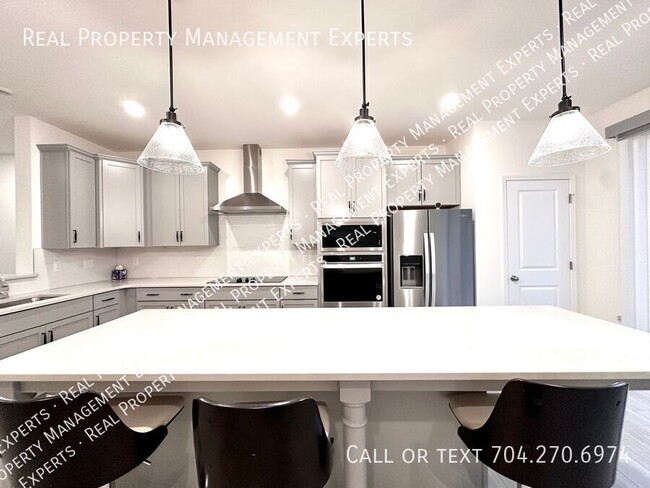 Building Photo - Stunning 4BR/3.5 Ba Townhouse in Charlotte!