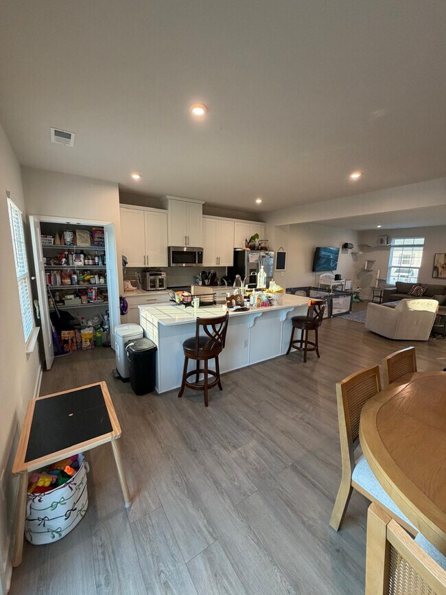 Foto del edificio - Room in Townhome on Cramerton Mills Pkwy