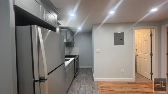 Building Photo - BEAUTIFULLY GUT RENOVATED MODERN 2 BEDROOM...