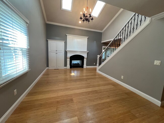 Building Photo - Stunning 2 bed/2.5 bath townhome on Eastsi...