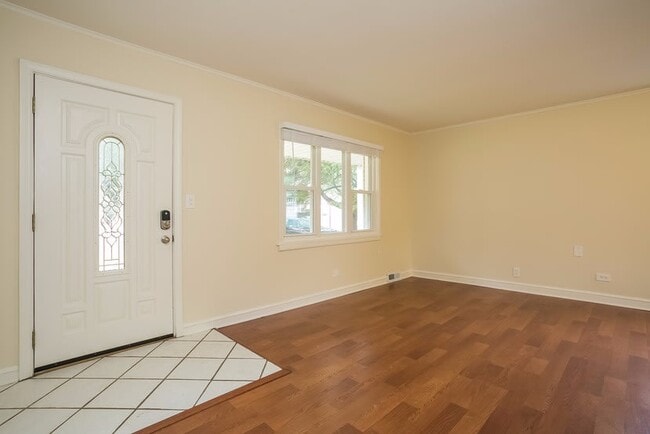 Building Photo - 302 Maple Ln