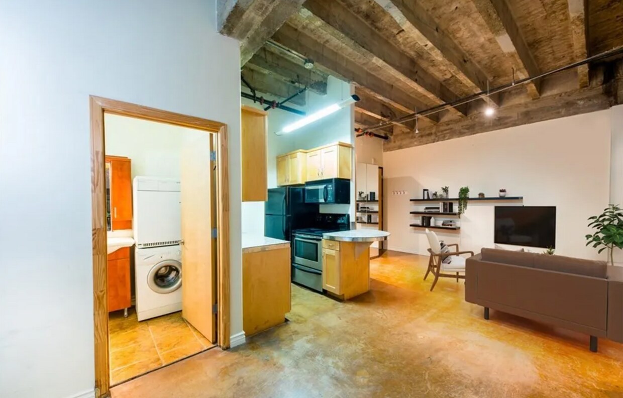 Foto principal - 312 W 5th St