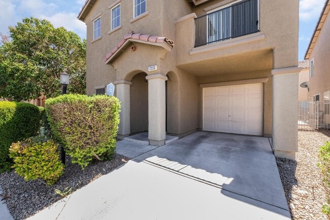Building Photo - Cute Two-Story Home