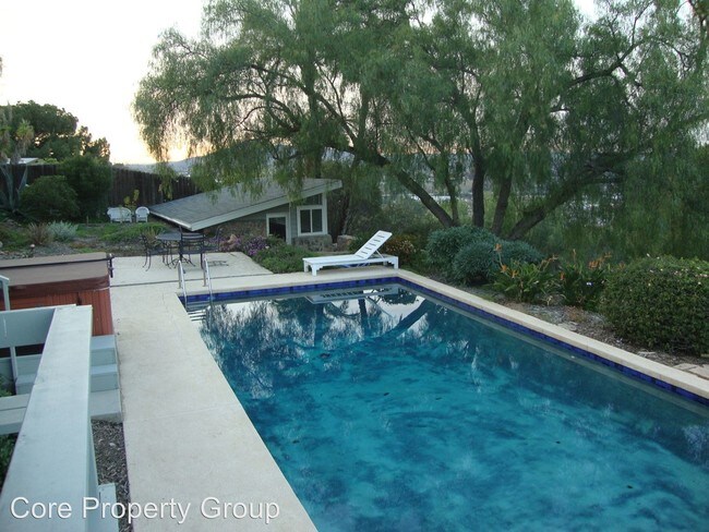 Foto del edificio - 5031 Crestland Dr