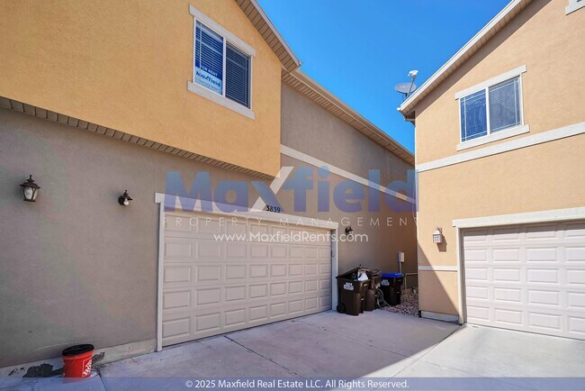 Foto del edificio - Golf Course Townhouse 3 BD 2.5 BA 2 GA w/ ...