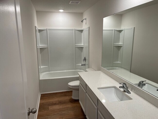 Foto del edificio - Like new 5/3/2 with screened in porch and much more...