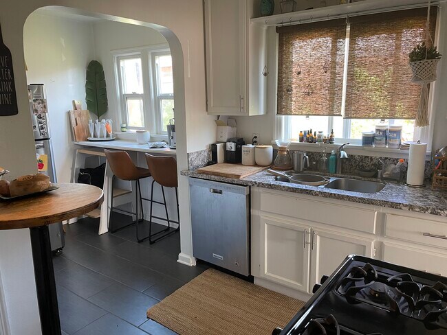 Kitchen w breakfast nook - 1215 S Ridgeley Dr