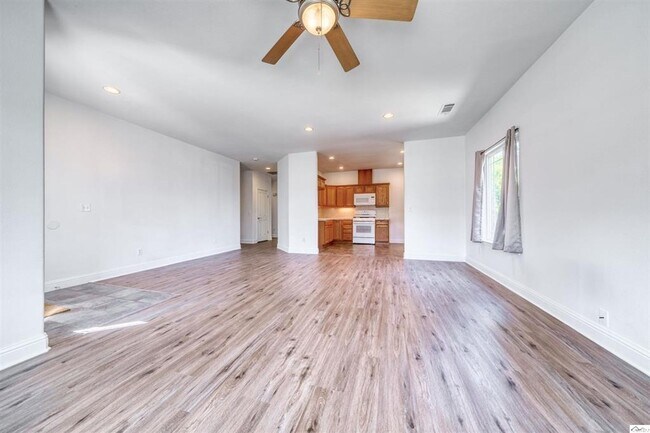 Building Photo - Red Bluff 3 bedroom 2 bathroom with 2 car ...