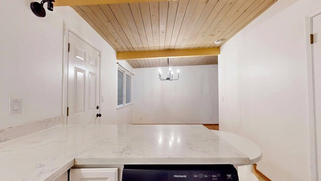 Building Photo - Available April 1 in Richmond Highlands