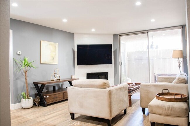 Foto del edificio - 4705 Kester Ave