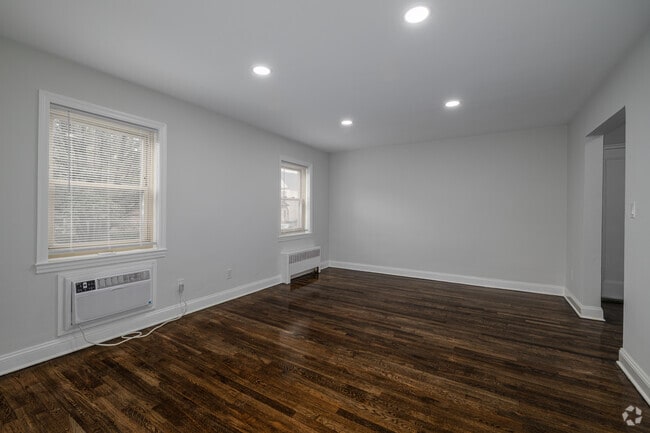 1BR, 1BA - 601SF - Living Room - Boulevard Gardens
