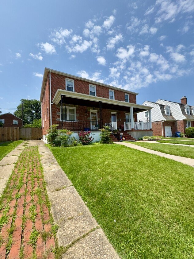 Primary Photo - Charming 3 Bedroom/2 Bathroom Apartment in...