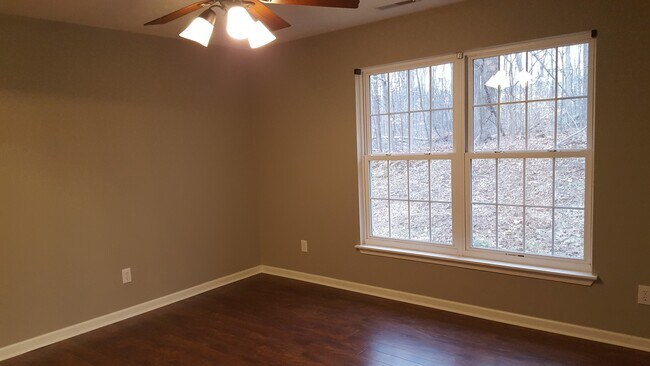 Foto del edificio - 3 bed, 2 bath Home with GARAGE! (July 2025)