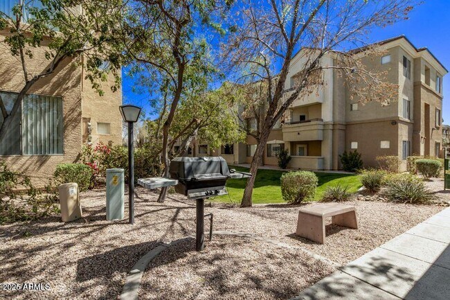 Foto del edificio - 18416 N Cave Creek Rd
