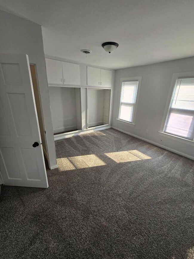 Foto del edificio - Beautiful 4 bed / 2 bath with garage and fenced yard on north side!