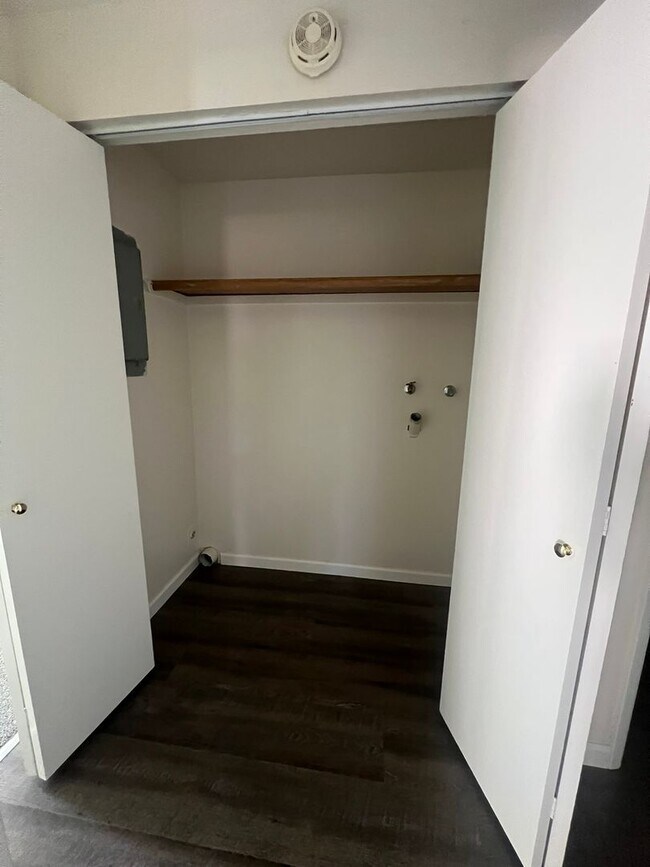 Foto del edificio - One Bedroom, One Bathroom Downstairs Apart...