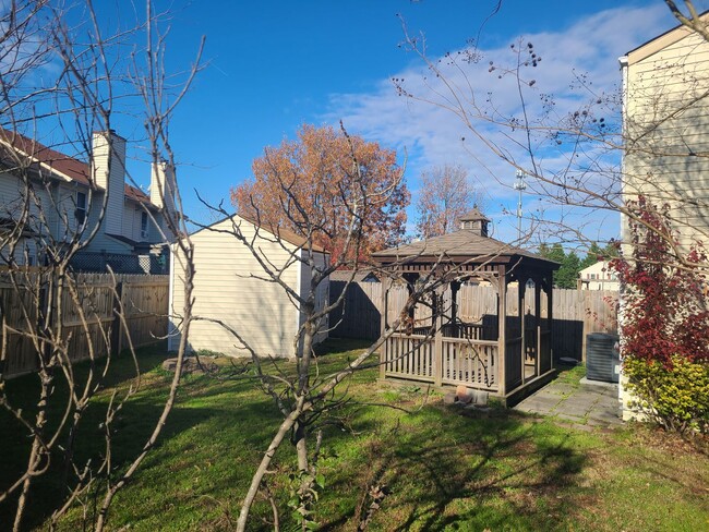 Building Photo - Property MUST be physically viewed before ...