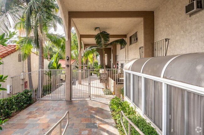 Pasarela pavimentada con piedra a través de la propiedad - North Pointe Villas