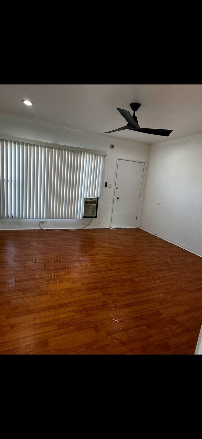 Foto del edificio - 323 N Chevy Chase Dr