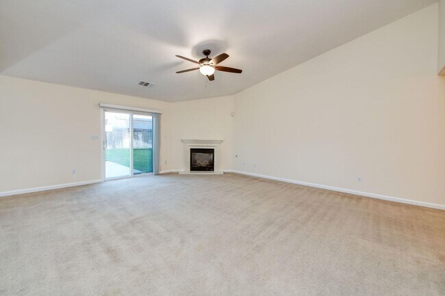 Foto del edificio - Clean and neat 4 bedroom, 2 bathroom single story in the Fancher Creek area 93727