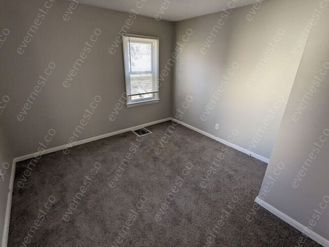 Building Photo - 810 Broer Ave