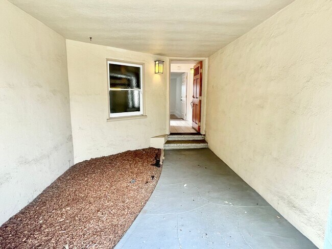 Building Photo - Beach Lover SF Home 4BR/2BA + Large Yard! ...