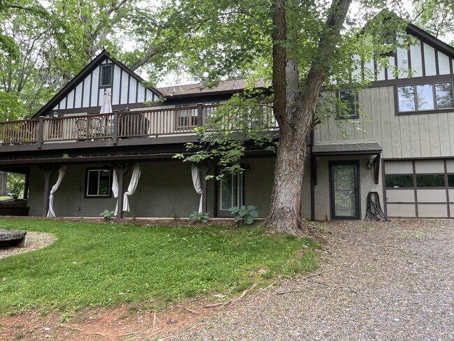 Foto del edificio - 1548 Bear Creek Rd