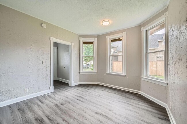 Foto del edificio - 911 Sims Ave