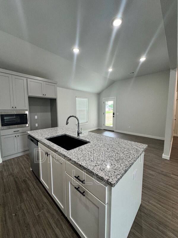 Foto del edificio - 5327 Lily Ln
