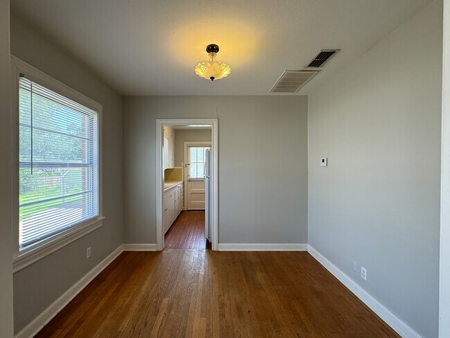 Foto del edificio - 403 E 6th St