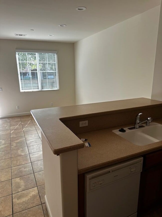 Building Photo - Spacious 3bd/2.5ba Condo w/ Two Car Garage