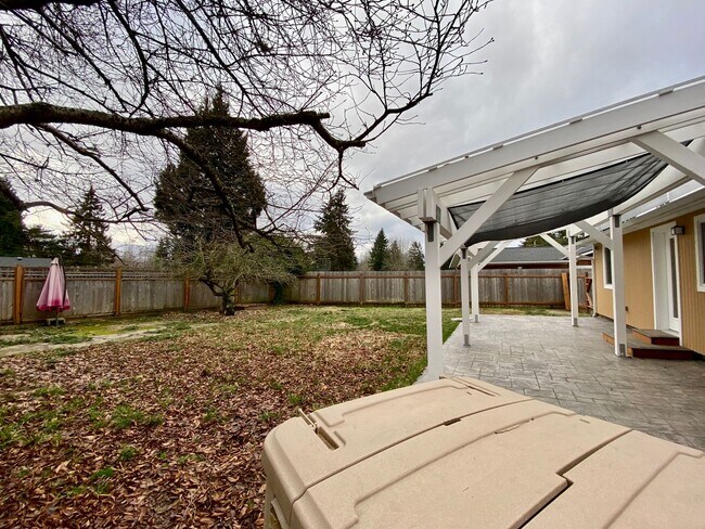 Foto del edificio - Practical Renton rambler with large yard