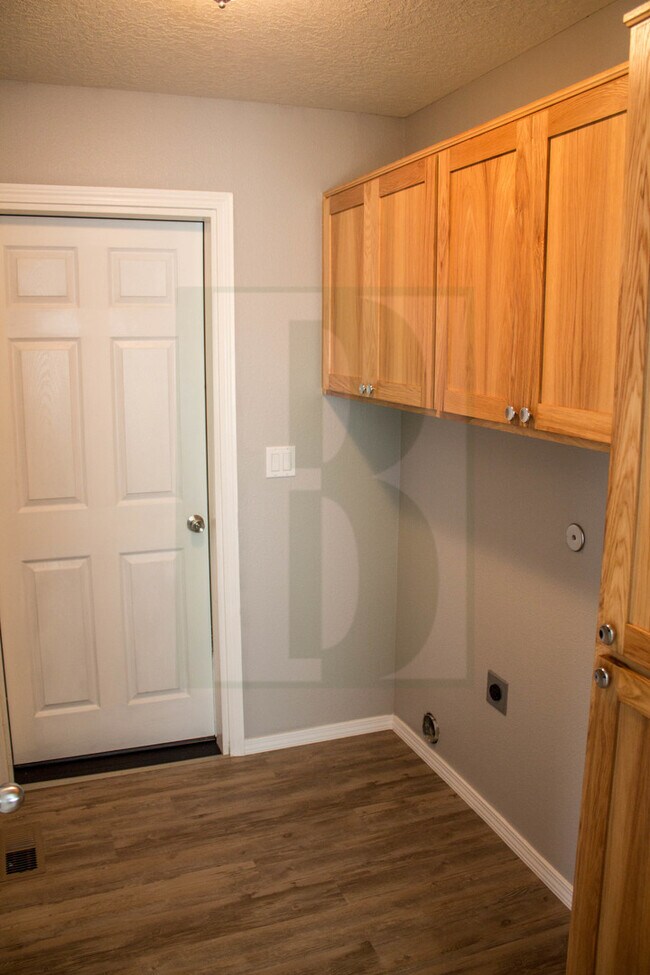 Foto del edificio - Spacious Updated Duplex in Salem
