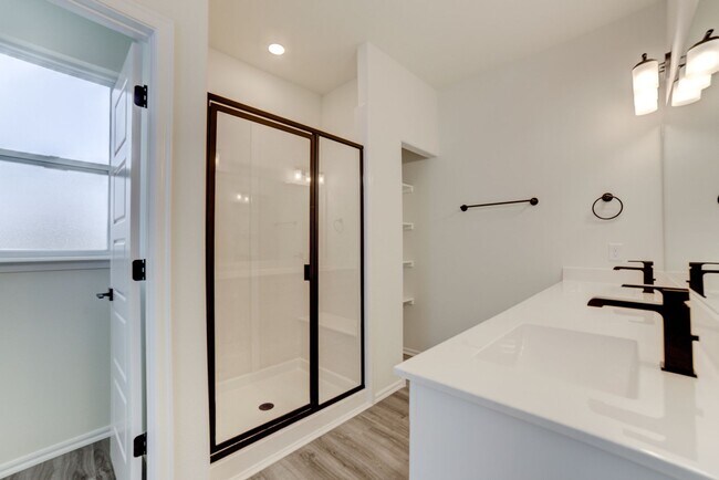 Foto del edificio - BRAND NEW 4 BEDROOM CAPITAL HOME IN SAND S...