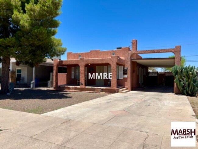 Building Photo - Older 2 bedroom home with lots of charm in...