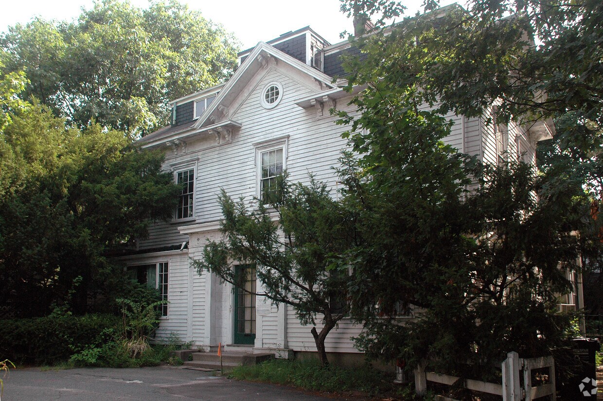 Primary Photo - 2 Brattle Cir