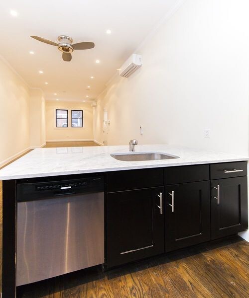 Foto del edificio - 108 Bedford Ave