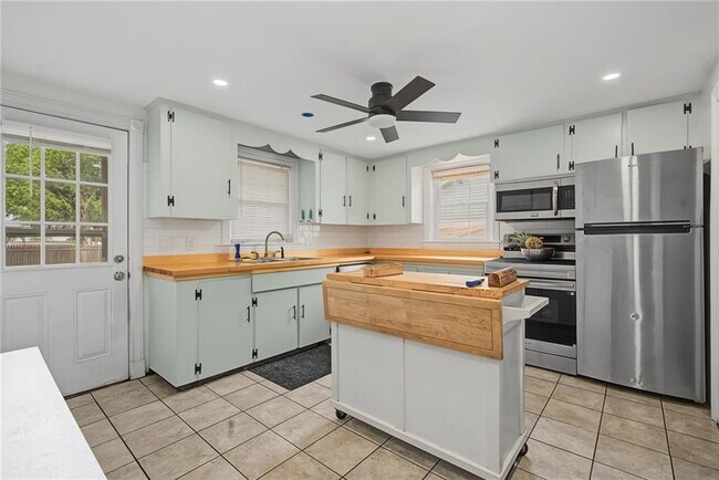 Foto del edificio - 1349 W Shore Rd