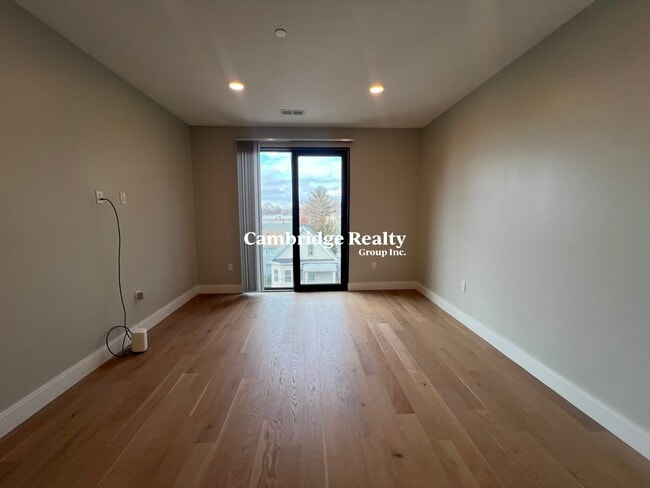 Building Photo - 16 Central St