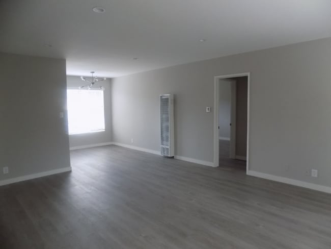 Photo - 646 S Barrington Ave Apartment