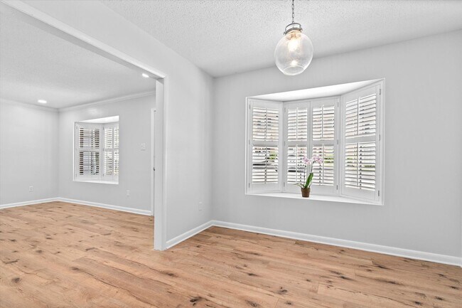 Building Photo - BEAUTIFUL CONDOMINIUM IN THE HEART OF SPRI...