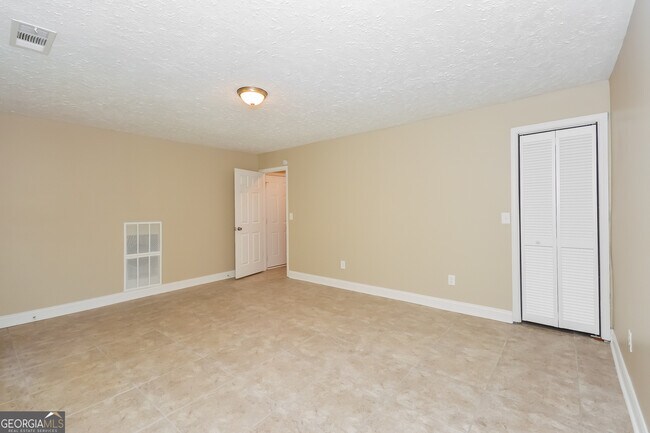 Building Photo - 553 Sycamore Dr