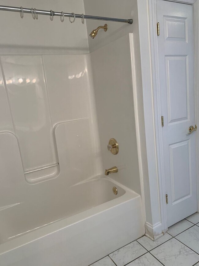 Foto del edificio - * RE-RENTAL AVAILABLE ON 8/17/26 * 3 Bedroom 2.5 Bath End Unit Townhouse