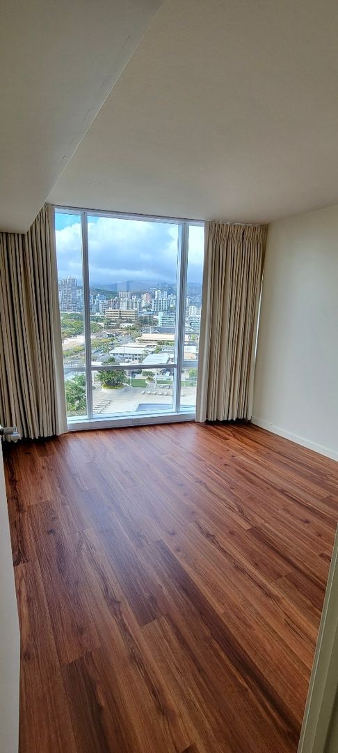Foto del edificio - MOANA PACIFIC 2 BEDROOM! NEW WOOD FLOORS!
