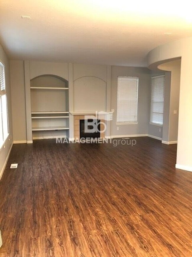 Building Photo - Beautiful Tigard Home- Gourmet Kitchen- Pr...